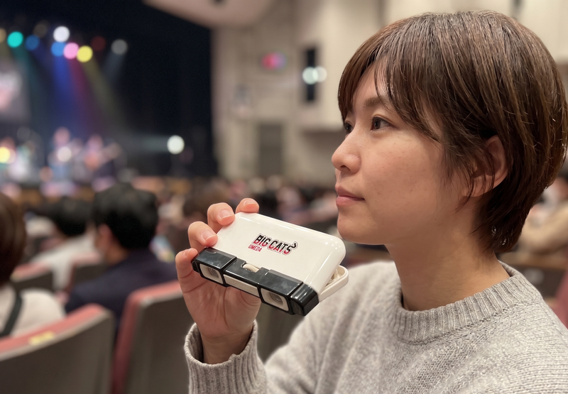 軽量で持ち運びやすく、初めて使う方でも扱いやすい定番オペラグラス。